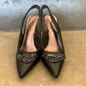 Sling back pump with chain detail